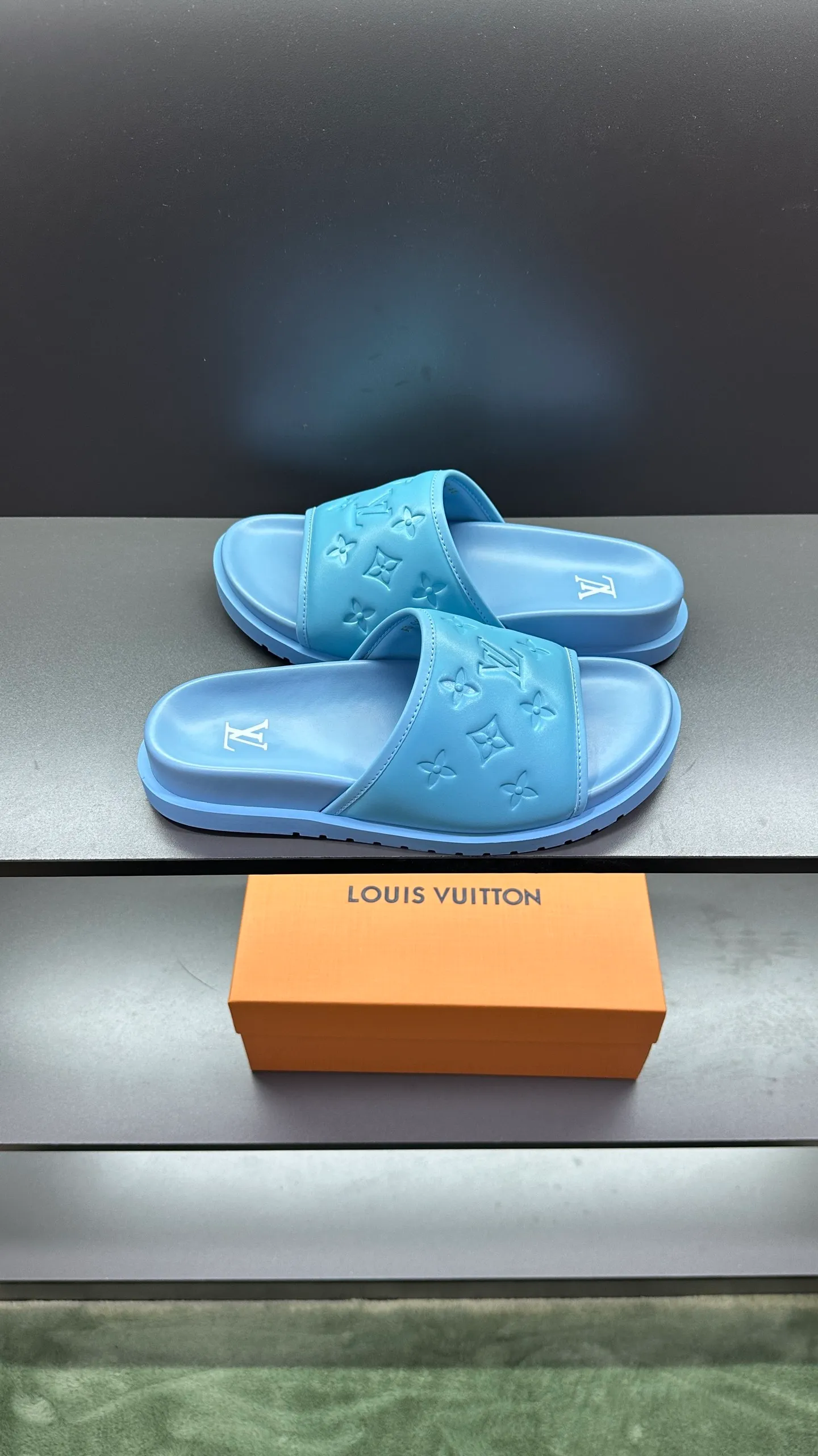 [L Home] P: 300💰Size: 38-45 Top purchasing lv men's summer slippers, classic presbyopia with soft real leather lining, unique color splicing effect, distinctive personality, fashionable and trendy essential style, light and comfortable. Lightweight and tough rubber insole, micro ridged foam outsole, super comfortable!